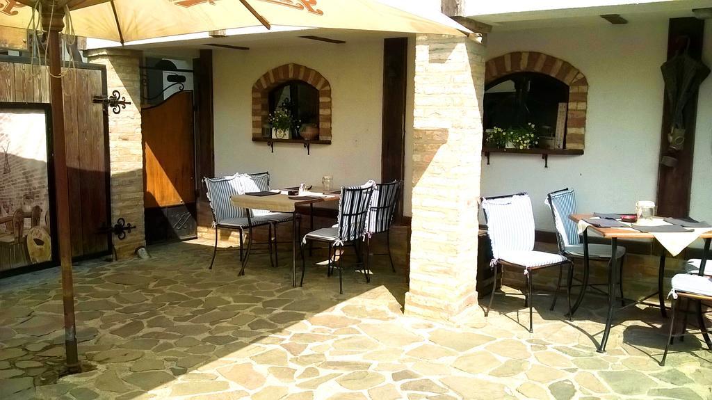 Penzion A Restauracia Toldi Galanta Exterior photo